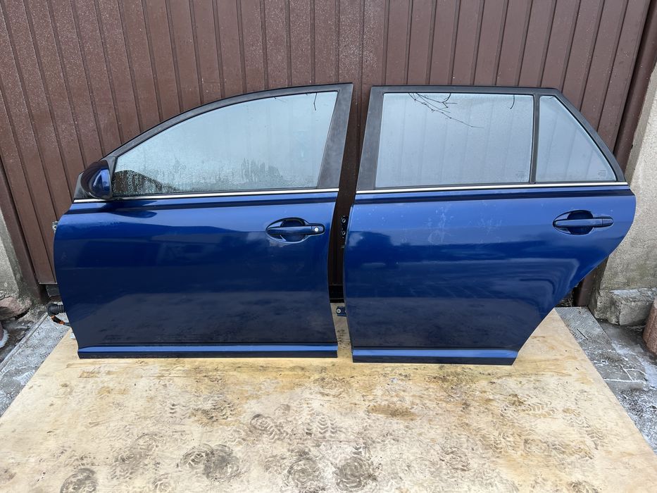 Drzwi lewe przód/tył Toyota Avensis T25 Kod lakieru: 8P4 Kombi 03-08r