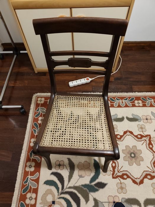 2 cadeiras em mogno e tampo de palhinha em bom estado