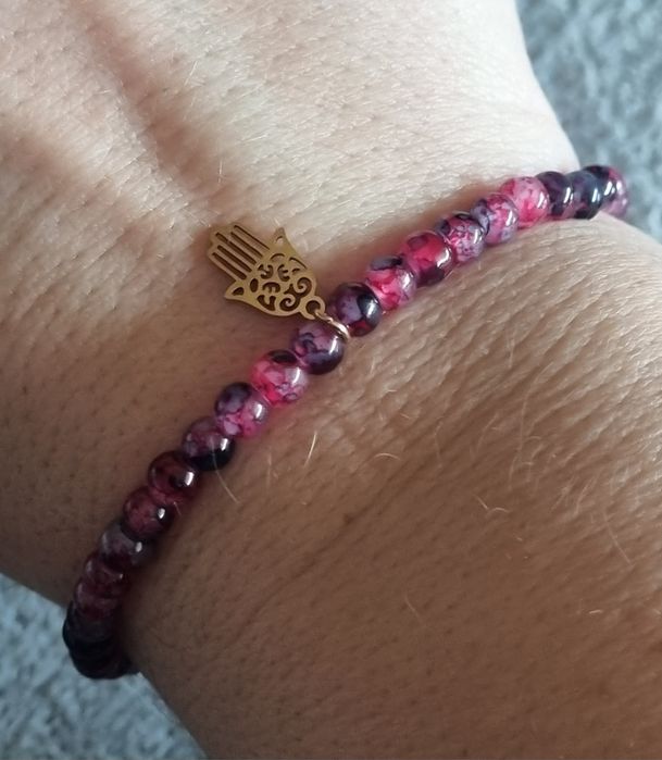 Pulseira elástica com pedrinhas naturais rosa e mão de Fátima em aço.