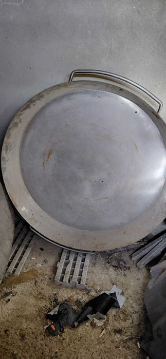 Tachos de Inox e de ferro com tampas e com fogão respetivo.