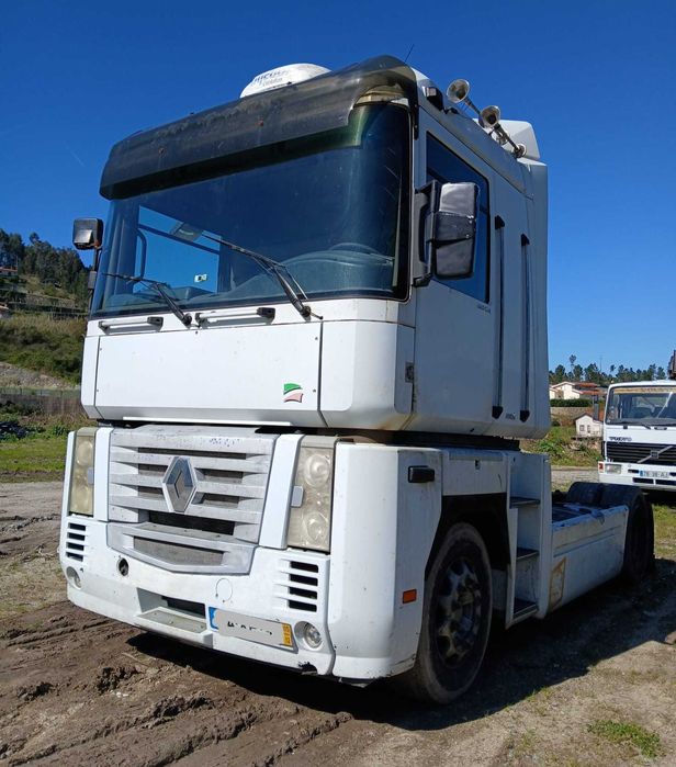 Vendo trator Renault