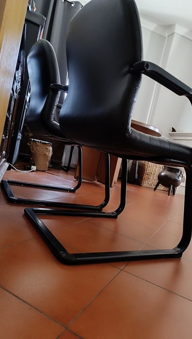 Mesa em Madeira massiça redonda  com 4 cadeiras em Pele