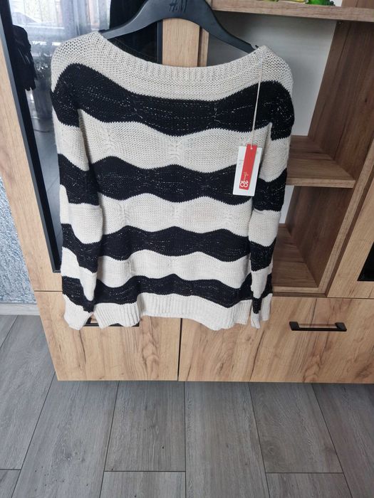 Sweterek w pasy ze srebrną nitką