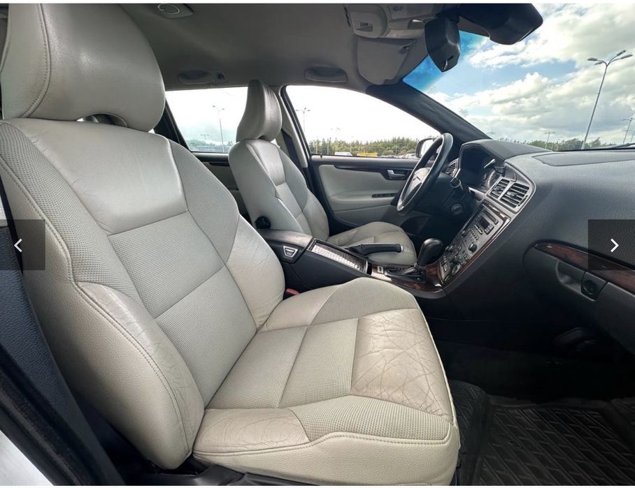 Автомобіль Volvo V70