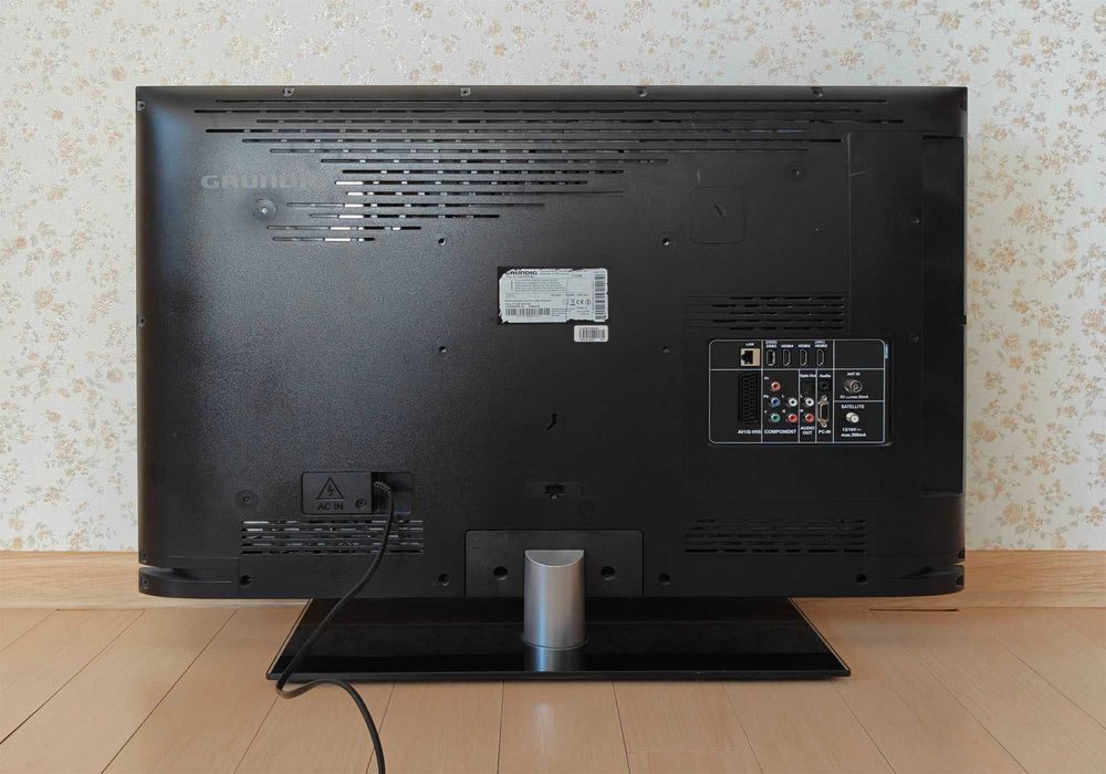 Телевізор Grundig 32 CLE 8235 (32" LED Full HD / HDMI / USB)