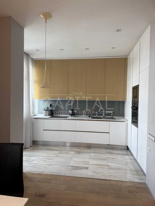 Продаж Коновальця Євгена Печерськ  простора квартира 150м2