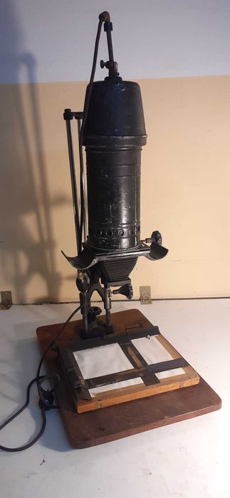 Powiększalnik, rzutnik do robienia zdjęć, odbitek papierowych.