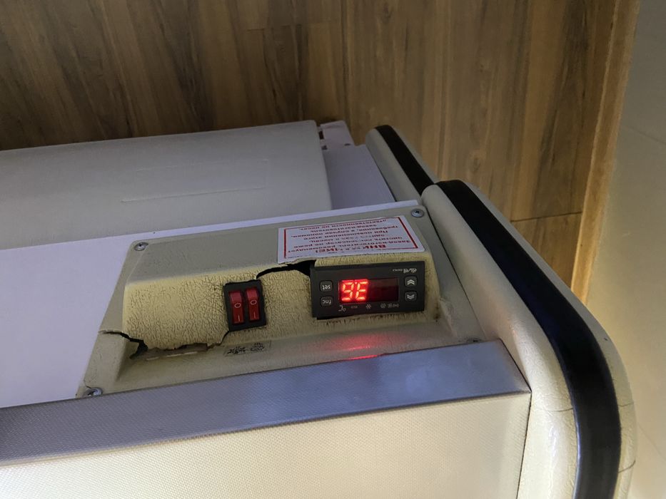 Холодильна вітрина «ТехноХолод»