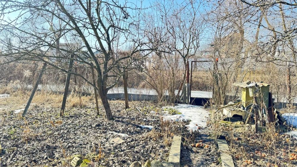 Продам ділянку з будинком на першій лінії від води