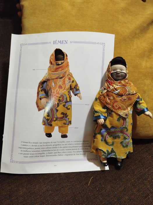 Vendo bonecas em porcelana. TAM 22cm de altura