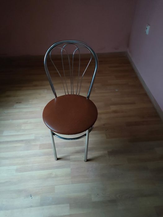 Stół kuchenny  z czterema krzesłami