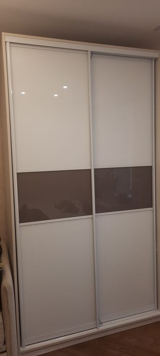 Шкаф та стіл з полицями для дитячої кімнати