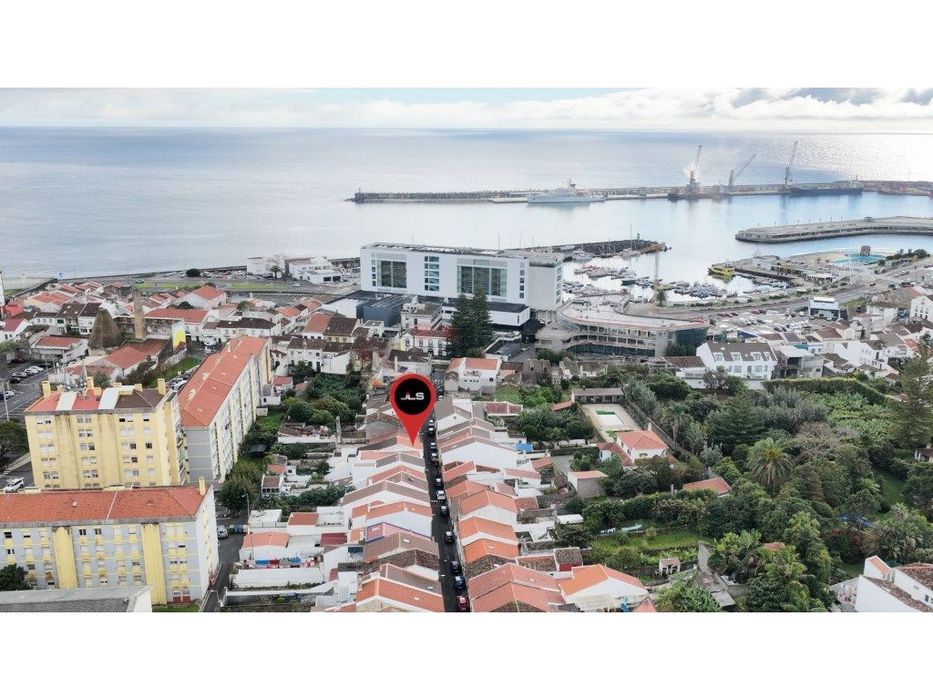 Moradia T4+1 com Quintal e Localização Premium junto às Portas do M...