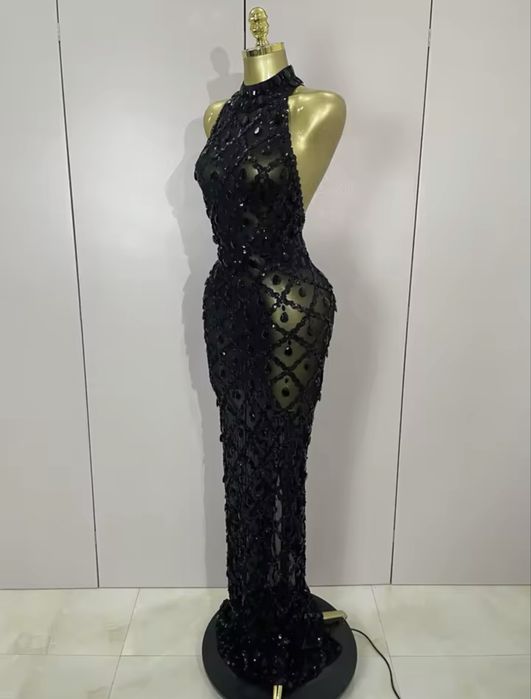 Розкішна сукня в каміннях