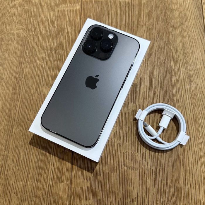 Sprawny Iphone 14 pro Space Black. W zestawie: kabel, pudelko, etui.