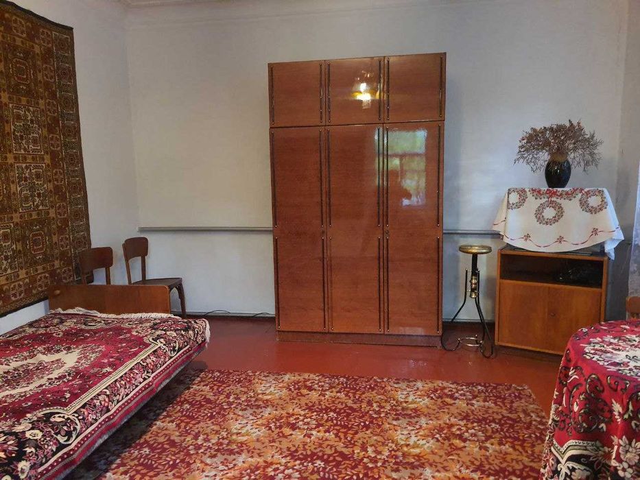 Продам будинок біля озера із земельною ділянкою (центр)