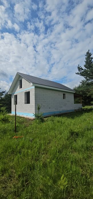 Ділянка з новобудовою.