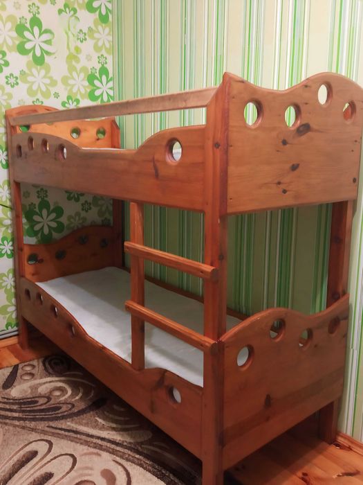 Продам двоповерхове ліжко з матрацами!