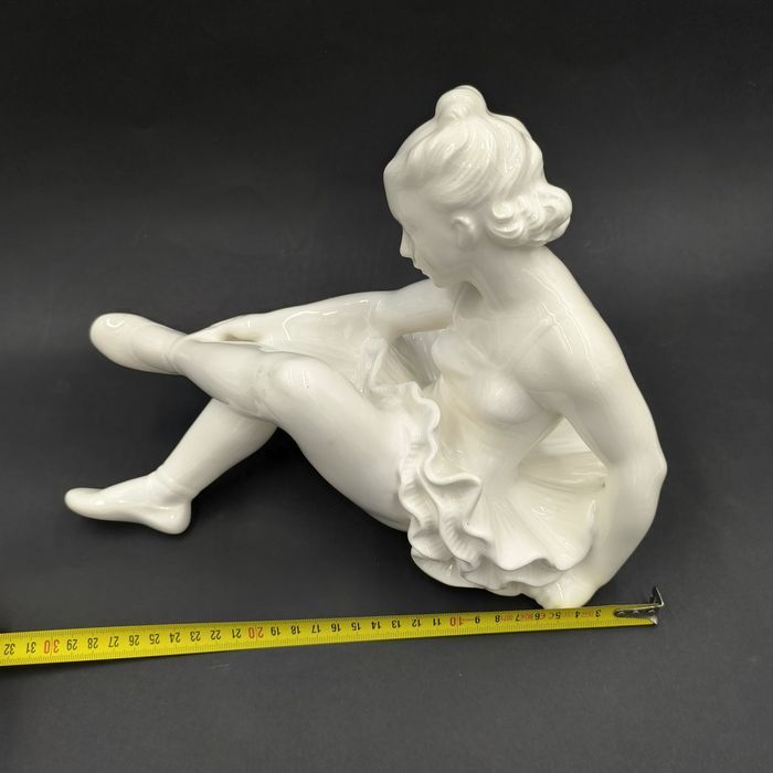 Jihokera Baletnica ponad 20 cm wysokość 30 długość Figurka Ceramika Vi