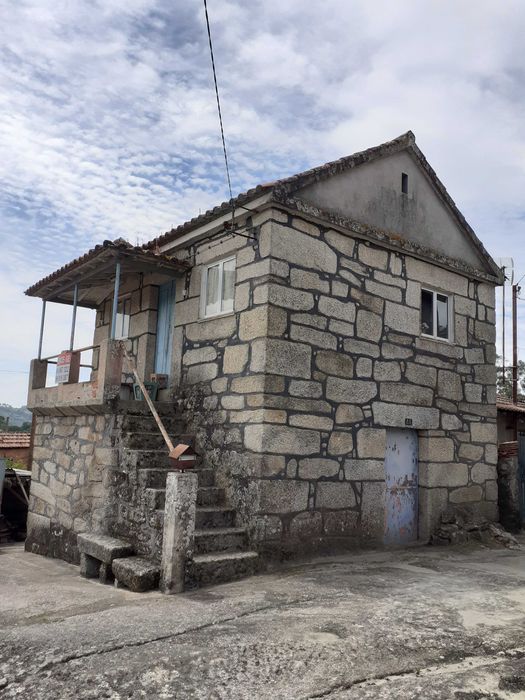 Vende-se Moradia em pedra para remodelação