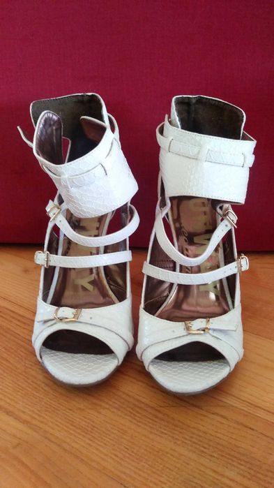 Buty na obcasie RUNWAY Collection NEXT