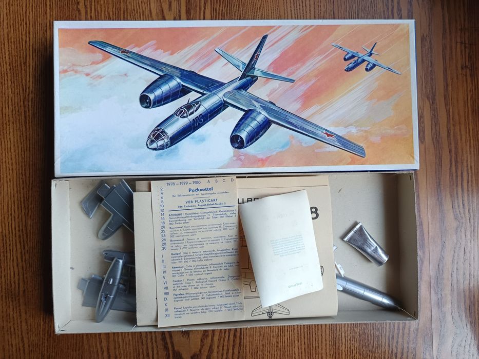 Сборная модель самолета IL-28 Plasticart 1/100