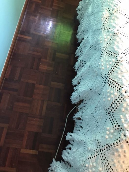 Colcha de cama de casal toda feita em crochê