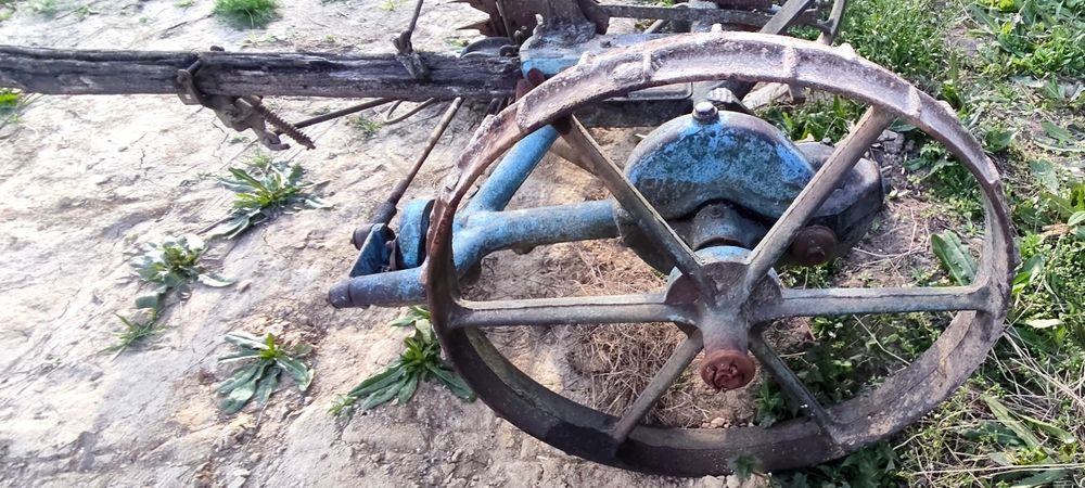 Stara zabytkowa kosiarka konna z 1963 Mesko