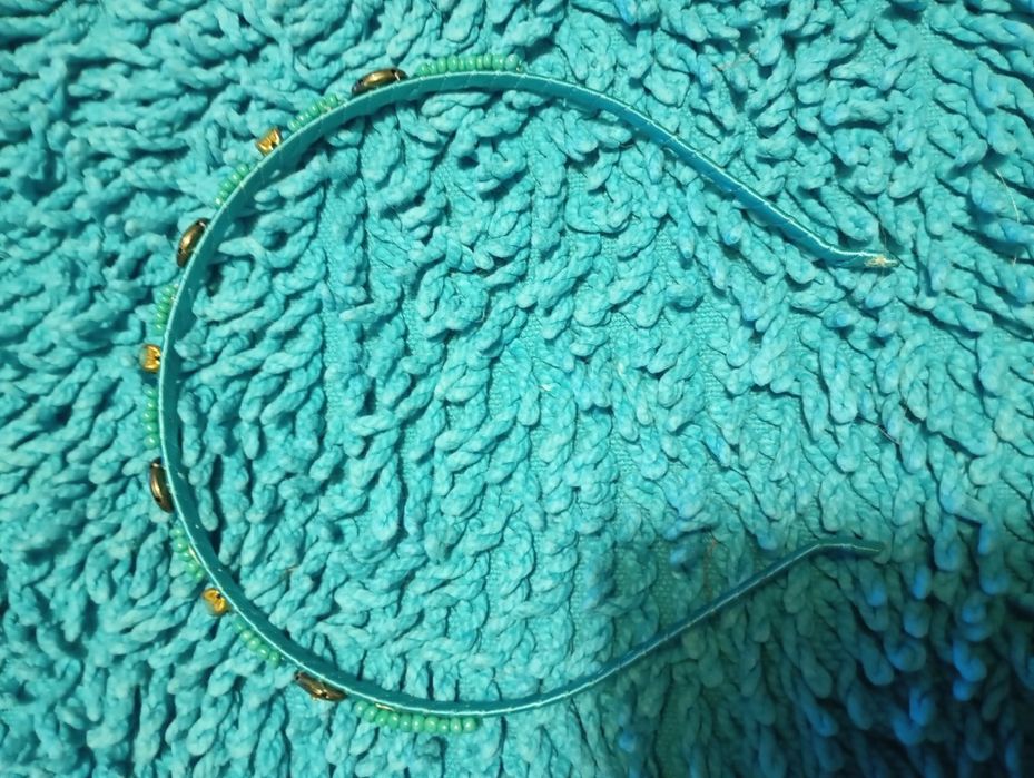 Bandolete fina com contas