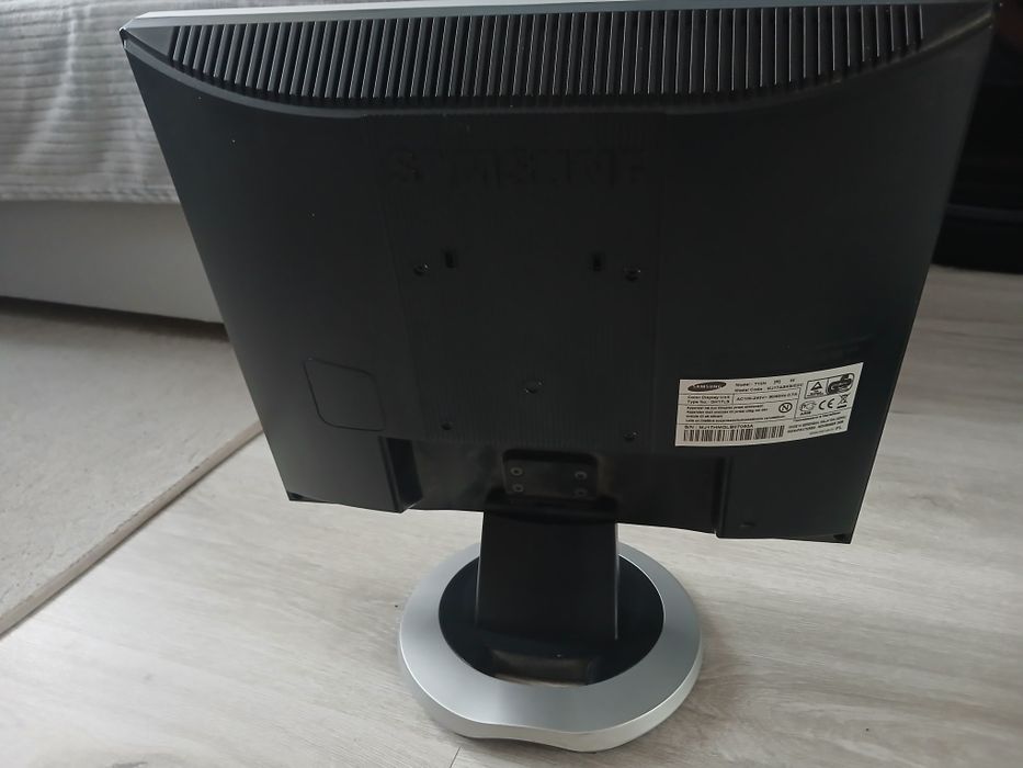 2 monitory z Klawiaturą