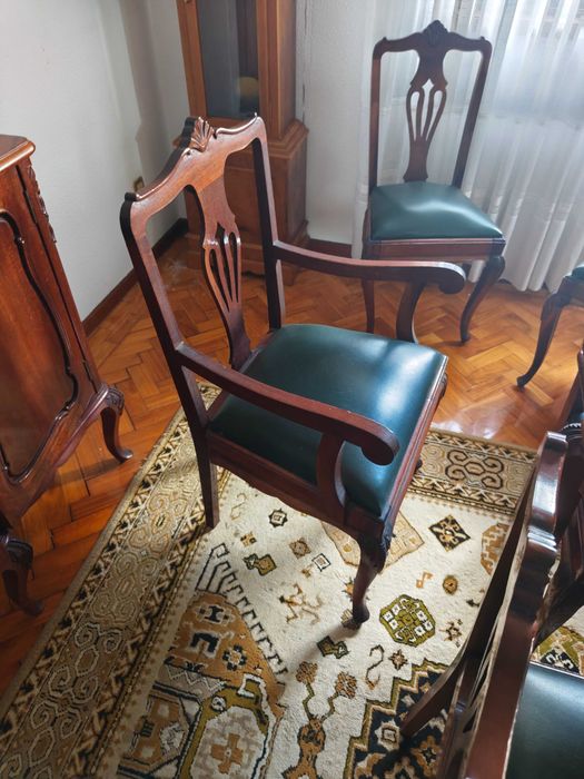 Mesa de Sala de Jantar Extensível + 8 Cadeiras em Pele (Excelente Estado)