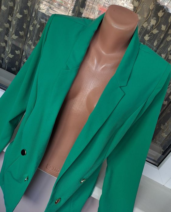 Зелёный нарядный женский пиджак жакет
