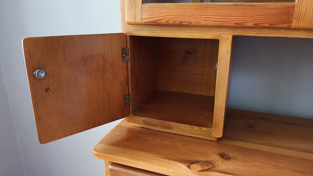 Odnowiony kredens retro PRL