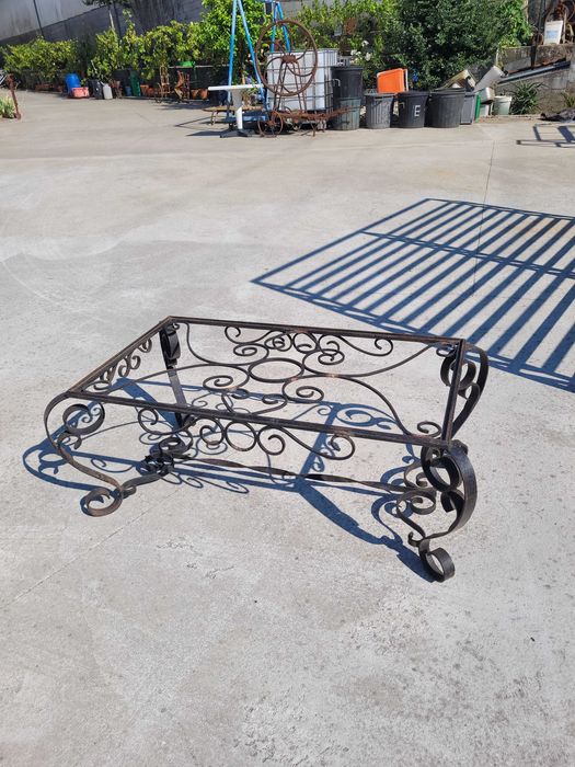Mesa em ferro forjado