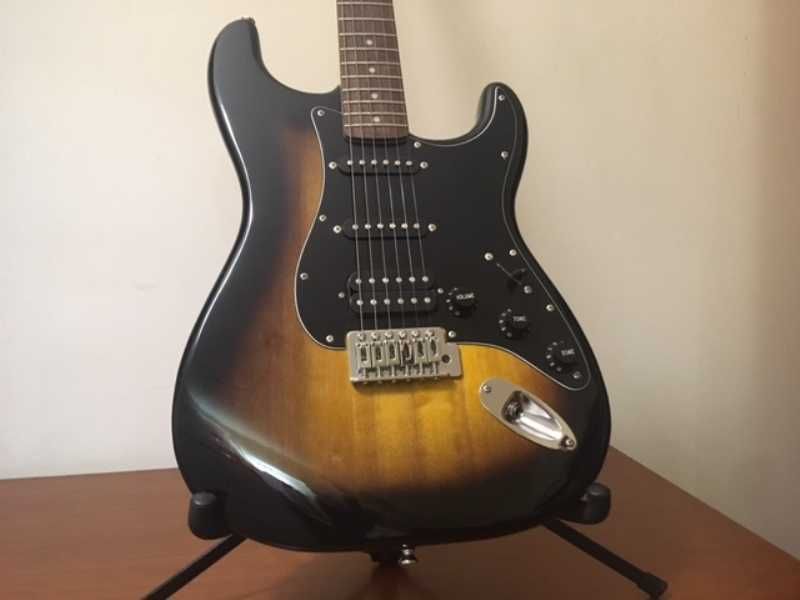 Guitarra Stratocaster em estado novo