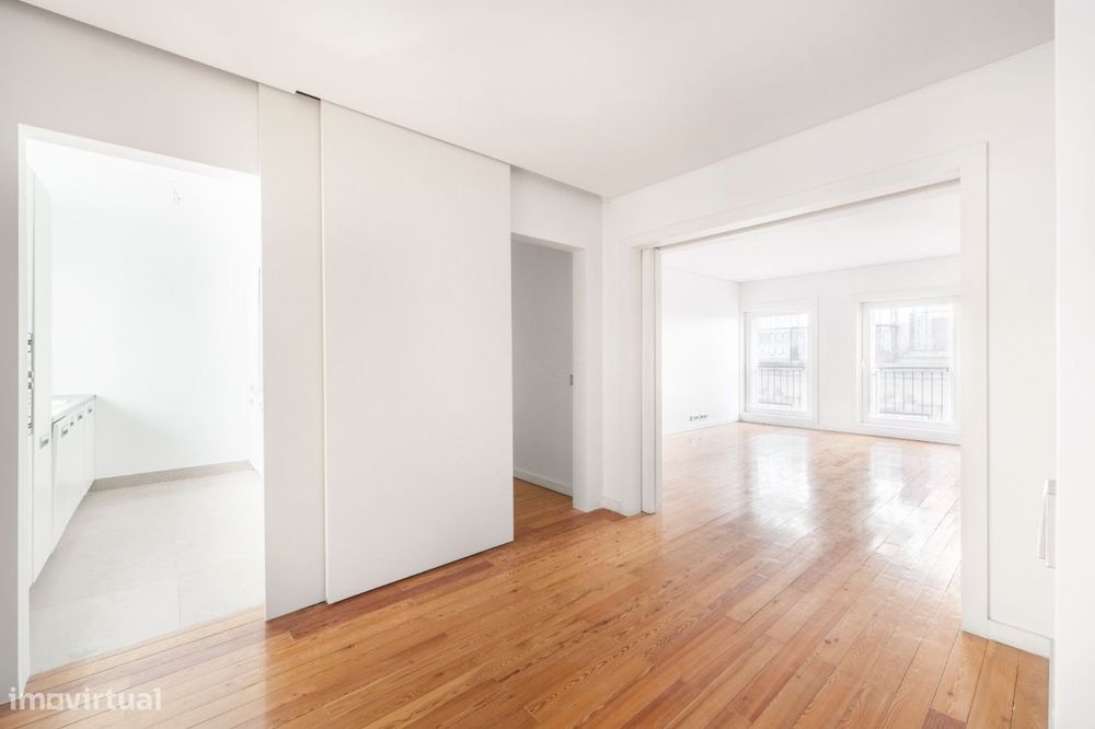 Apartamento no Chiado com 2 salas e 2 quartos e 2 lugares de estaciona