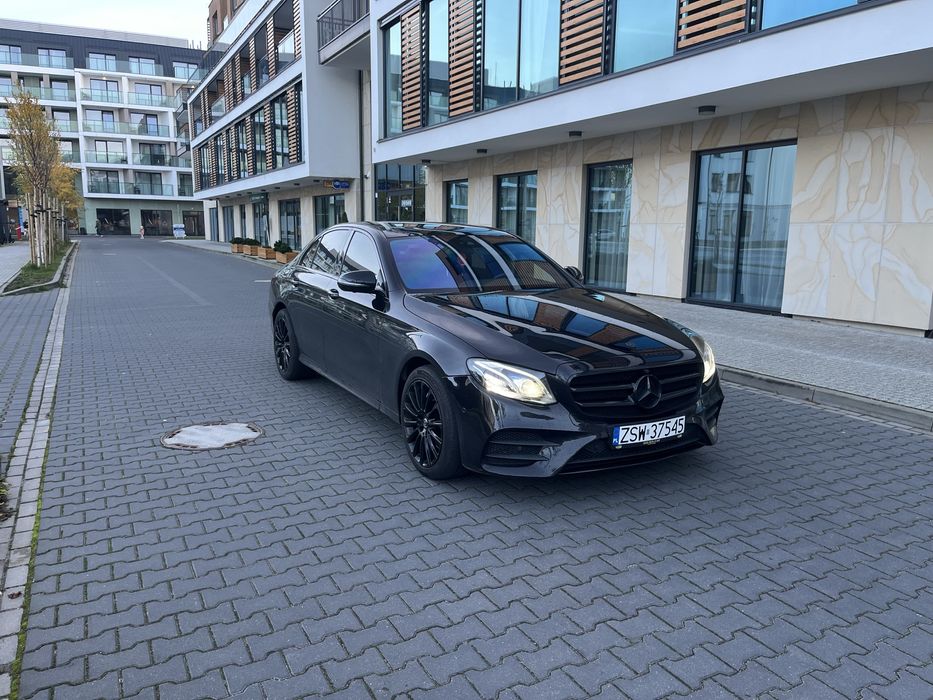 Mercedes w213 220d Amg 4x4 mały przebieg  ,dociągi ,multibeam led