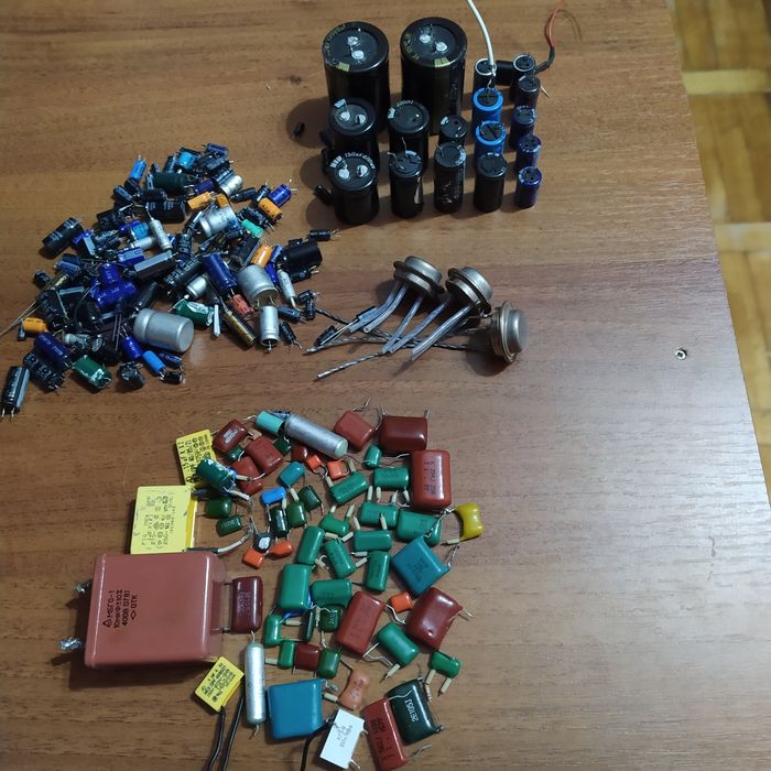 Набор конденсаторов.