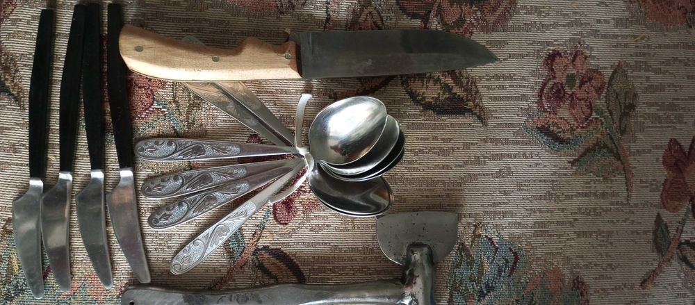 Виделки,ложки, лопатки,ножі,шумовки.Жюл'єнниця і таке інше.