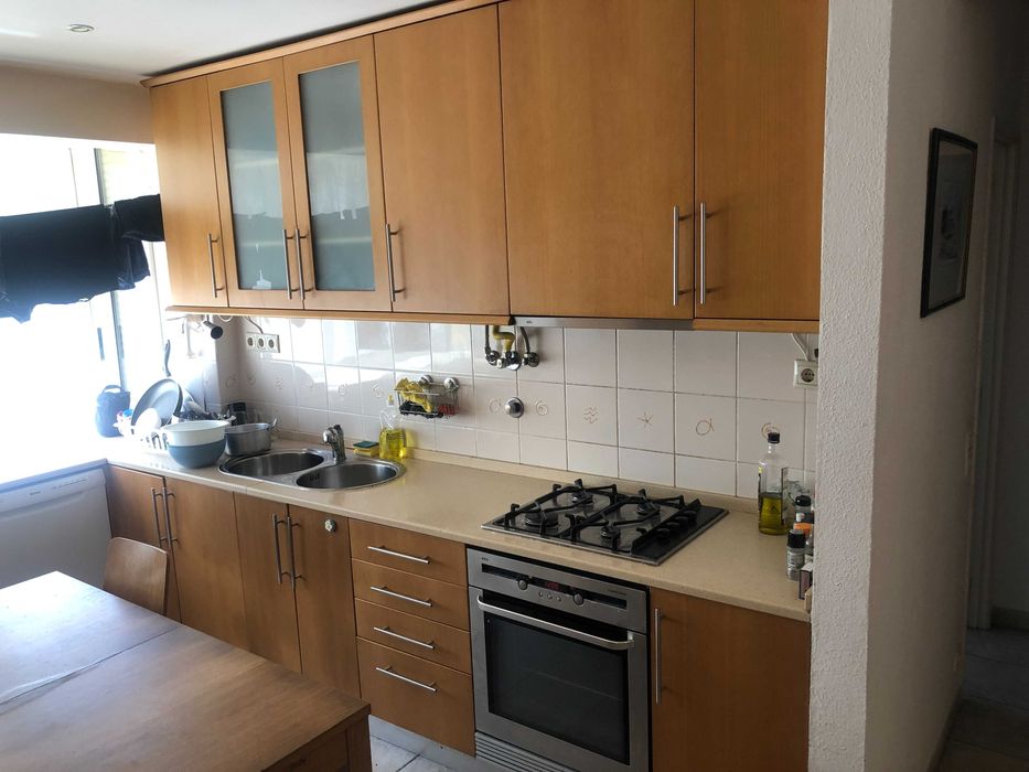 Quarto para alugar em apartamento junto a Nova SBE Oeiras para aluguer Carcavelos