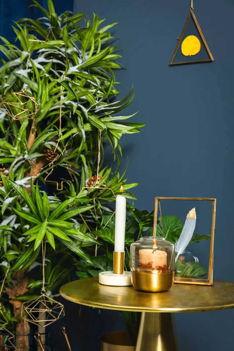 Stolik boczny marki Kave Home - RHET - złoty