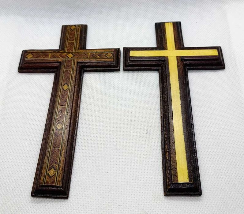 Crucifixos em madeira decorativos