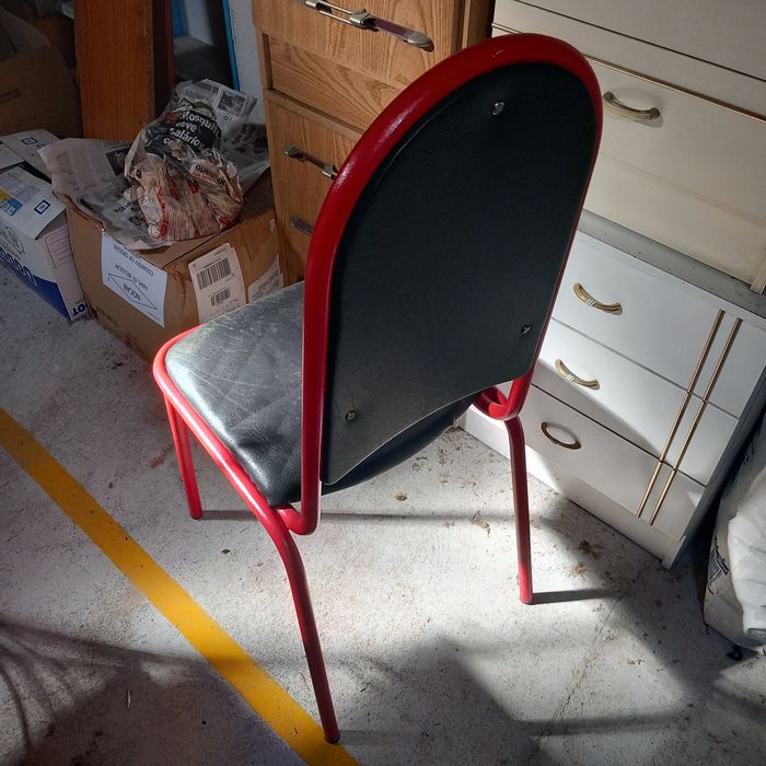 Cadeira em ferro vermelha forrada a napa preta