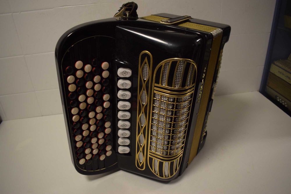 Acordeao Hohner Riveira III .3  Voz,