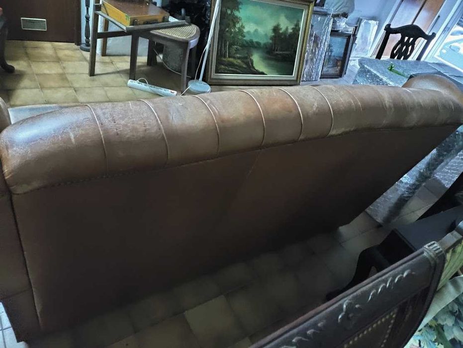 Sofá Chesterfield Vintage em pele capitonée