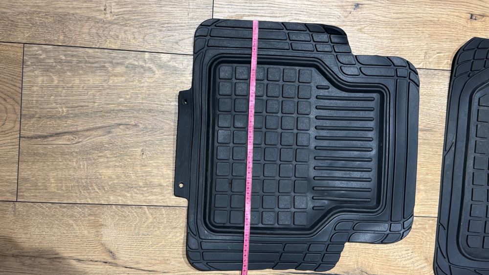 Універсальні резинові коврики в машину.
