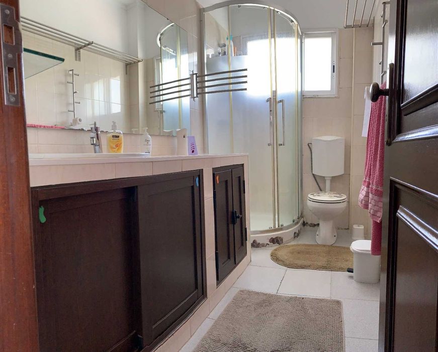 Arrenda quarto em andar de moradia em Queijas