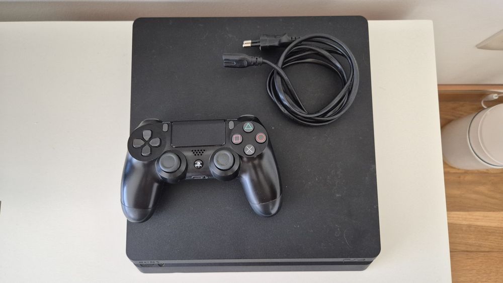 Playstation 4 Slim 1TB com Comando