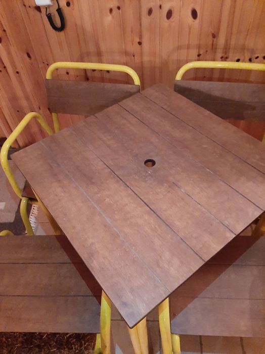 Conjunto mesa e cadeiras
