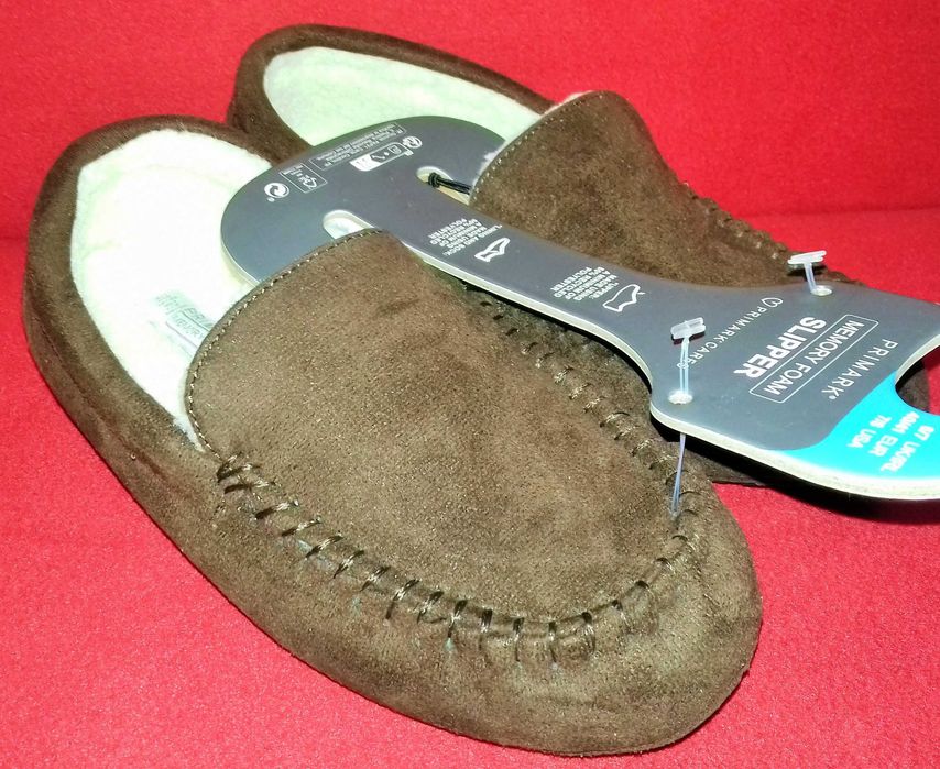 Mokasyny są brązowe i można je kupić